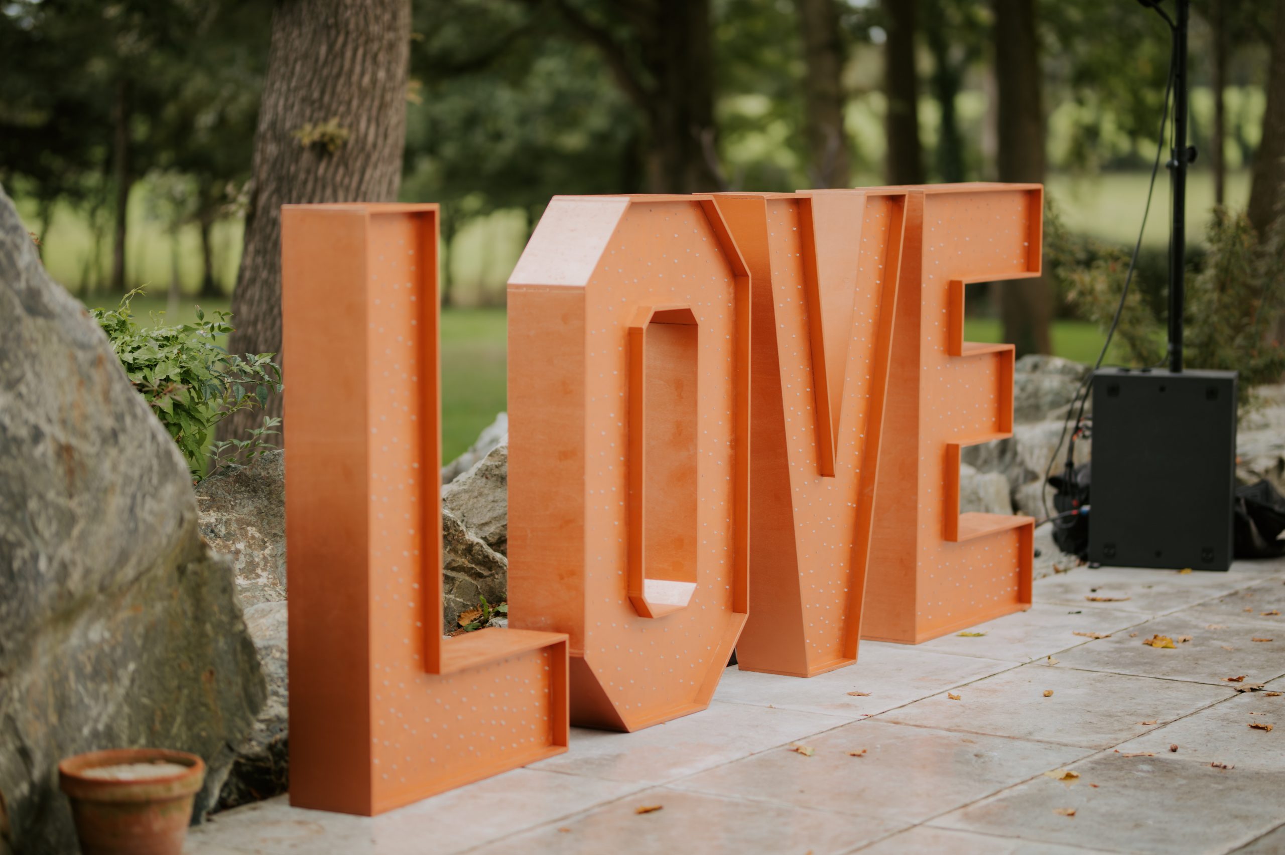 Lettres géantes XXL LOVE pour mariage chic et coloré en Loire-Atlantique - Location de décoration - Ma Jolie Fiesta