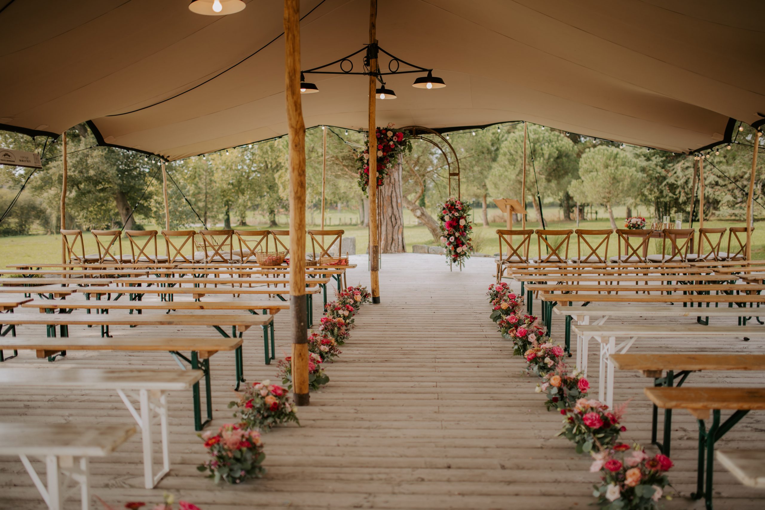 Cérémonie laïque chic et coloré mariage en extérieur en Loire-Atlantique - Location de décoration - Ma Jolie Fiesta