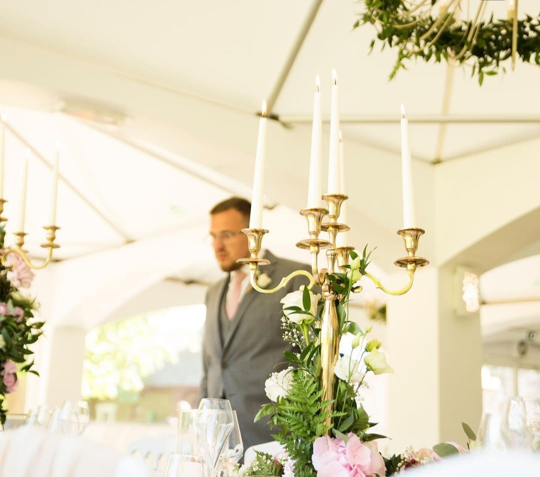 Location chandelier doré 5 branches pour mariage - Ma Jolie Fiesta