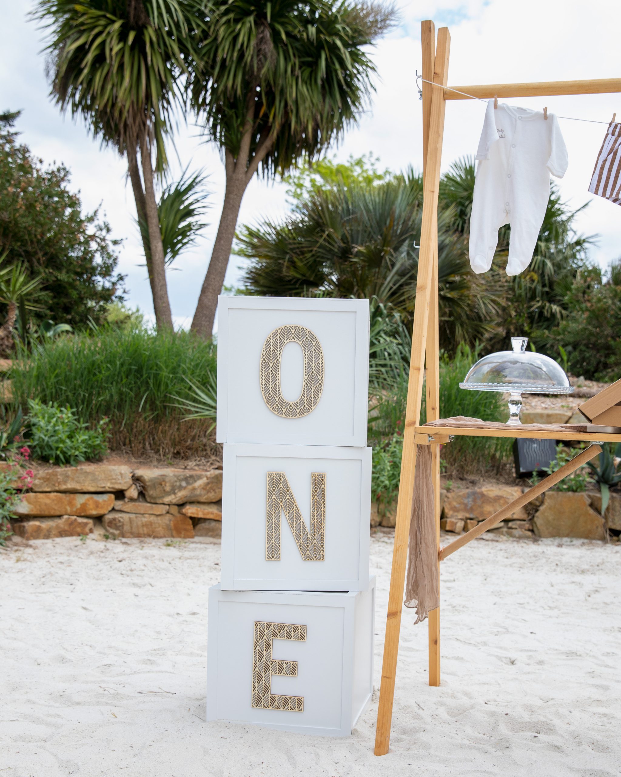 Location cube en bois blanc ONE pour anniversaire - Ma Jolie Fiesta