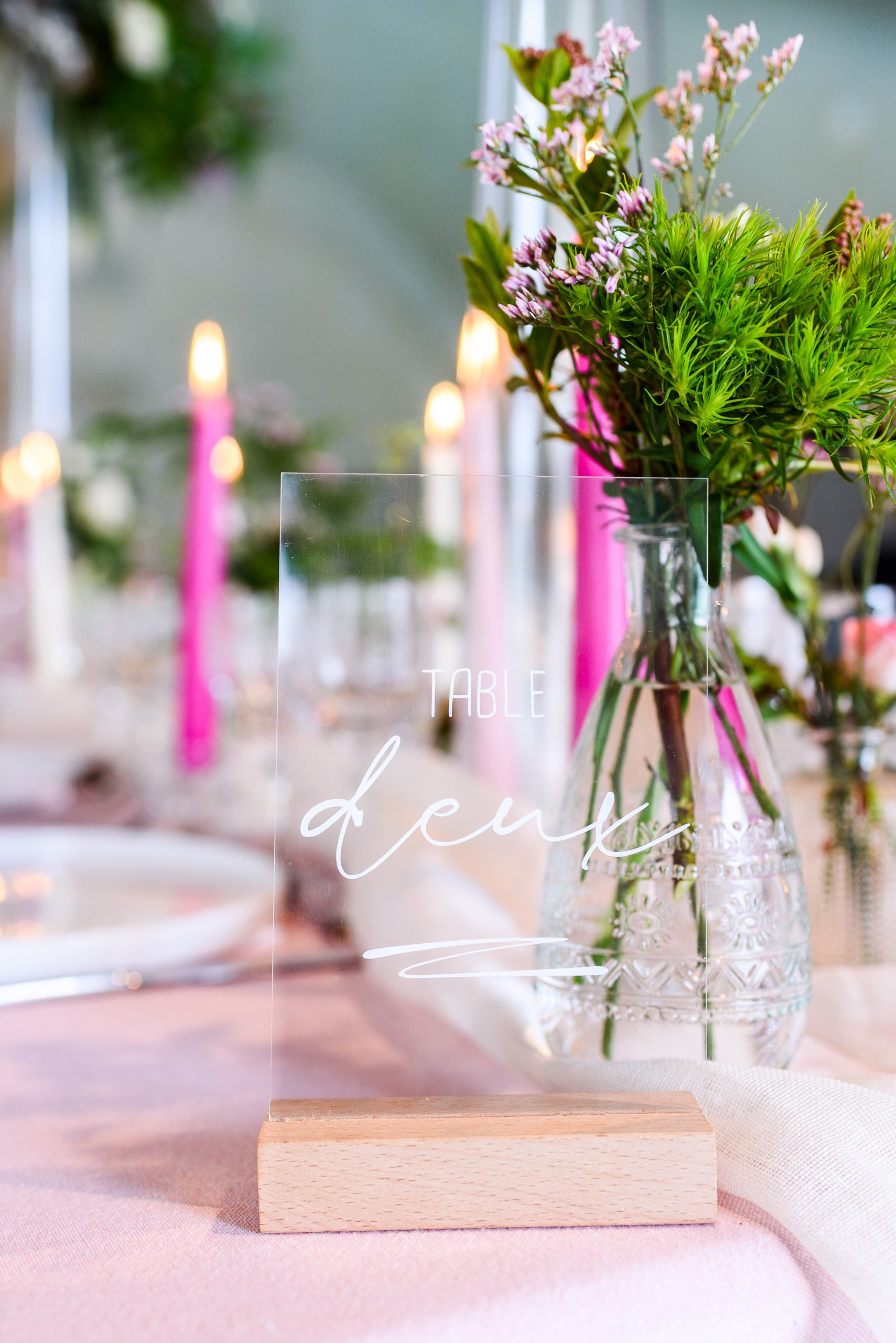 Location plexi sur support en bois pour noms et numéros de tables pour mariage - Ma Jolie Fiesta