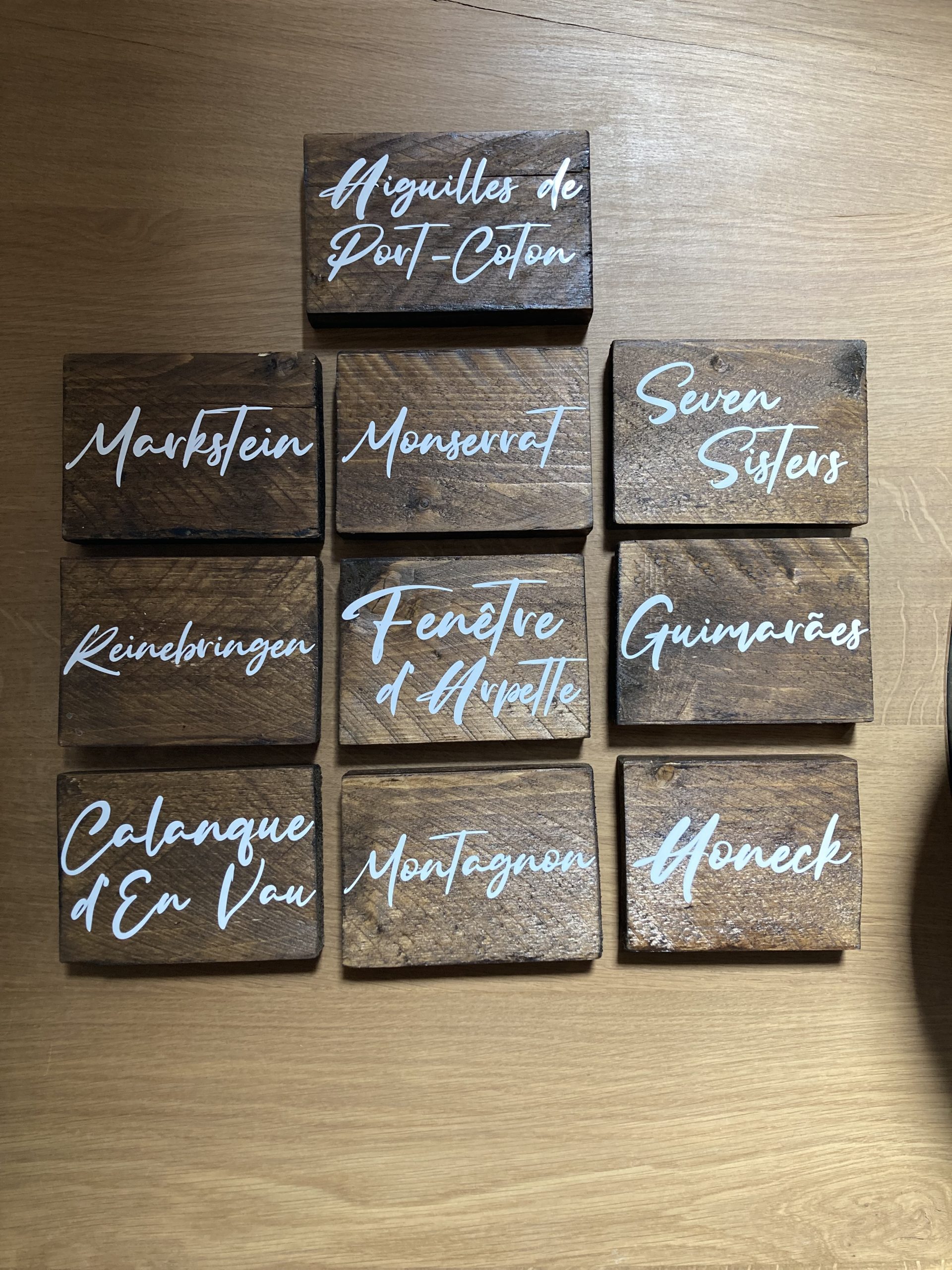 Location bloc en bois pour noms de tables pour mariage - Ma Jolie Fiesta