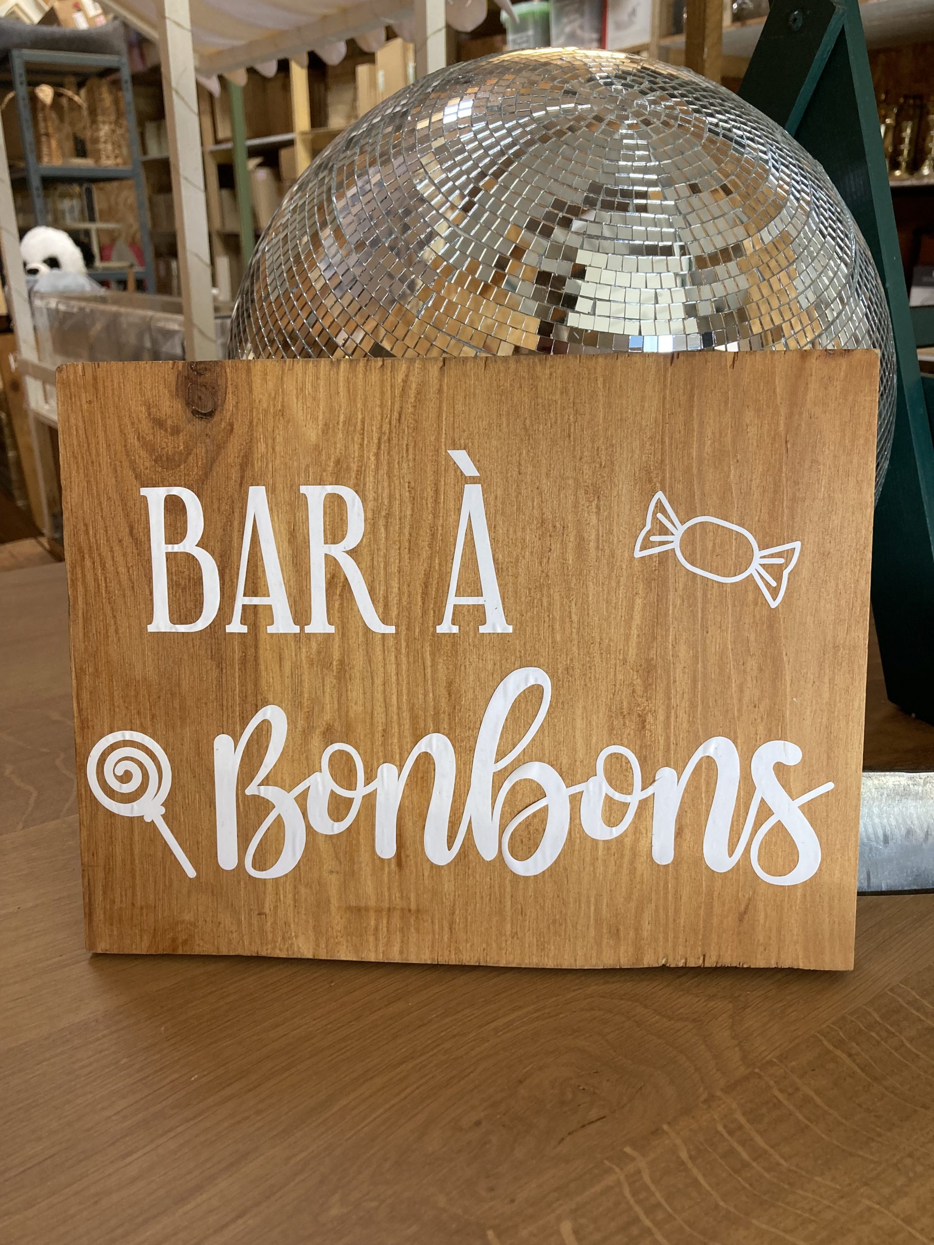 Location panneau en bois bar à bonbons pour mariage - Ma Jolie Fiesta