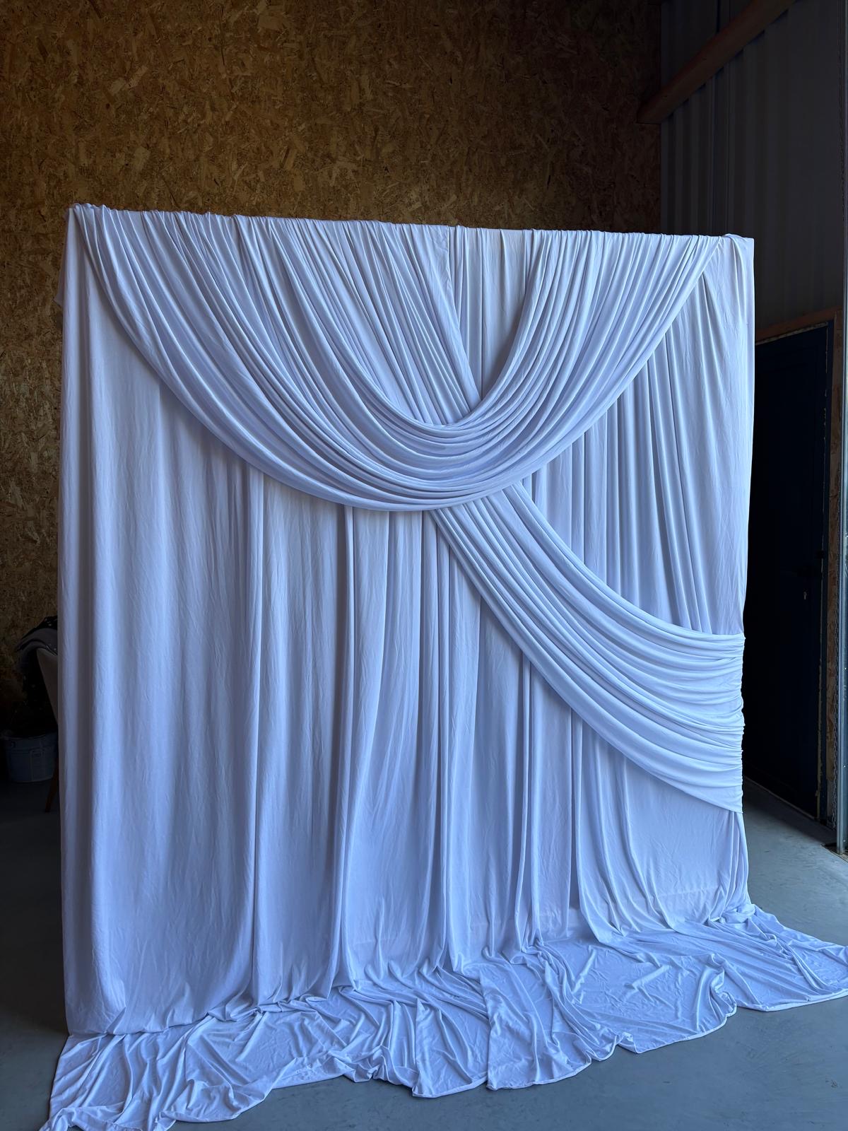 Location photocall drapé blanc doré pour mariage - Ma Jolie Fiesta