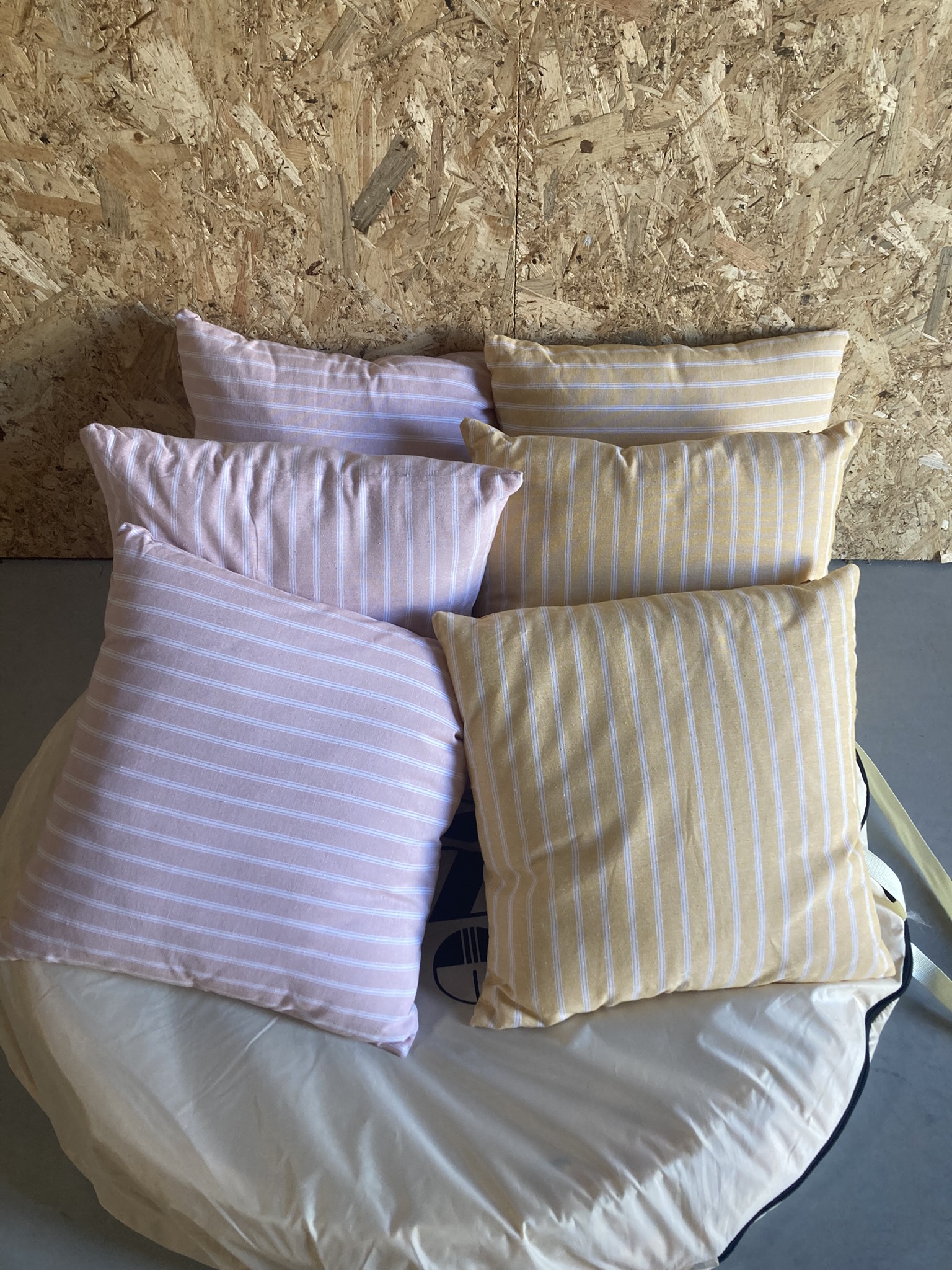 Location de coussin en tissus pour mariage éco-responsable à Nantes | Ma Jolie Fiesta Location de décoration événementiel